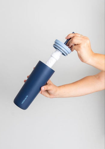 LifeStraw Go Série - Bouteille de filtre à eau sans BPA pour le voyage et l'utilisation quotidienne Élimine les bactéries, les parasites et les microplastiques, améliore le goût, 1 L Mer Égée LifeStraw Go Série - Bouteille de filtre à eau sans BPA pour le voyage et l'utilisation quotidienne Élimine les bactéries, les parasites et les microplastiques, améliore le goût, 1 L Mer Égée